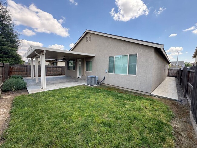 Building Photo - SE Visalia home coming soon!