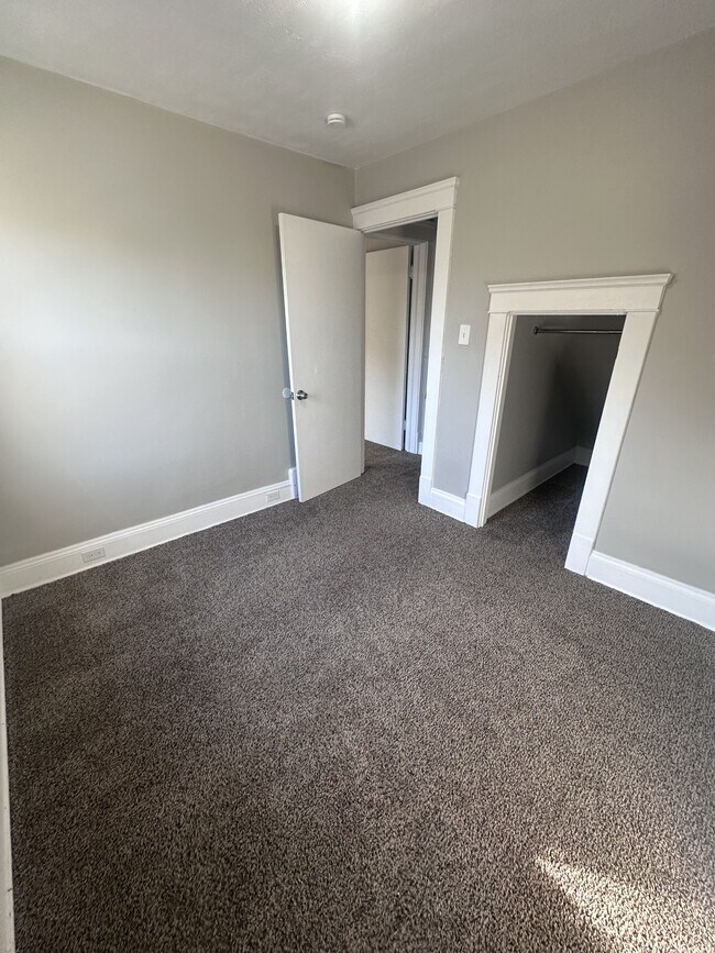 Building Photo - 8009 Vineyard Ave