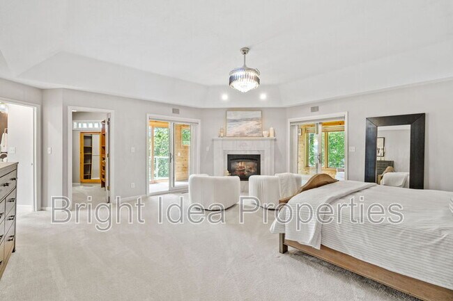 Building Photo - 6210 Deerwood Cir N