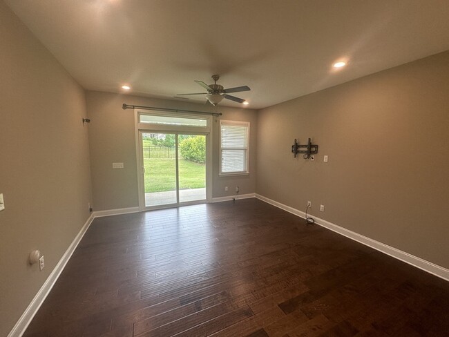 Building Photo - Like New Townhome in Cary