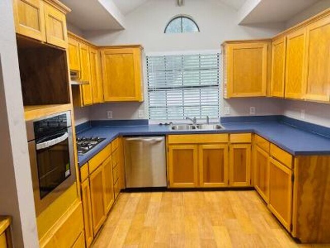 Building Photo - ASK ABOUT BACK TO SCHOOL MOVE IN SPECIAL!