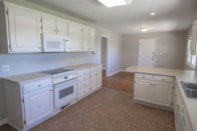 Building Photo - 2207 Bushnell Dr