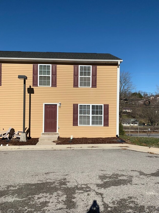 Building Photo - 3 Bedroom 2.5 Bath Townhouse