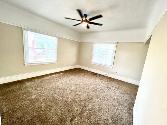 Building Photo - Vintage Upstairs Midtown Apartment