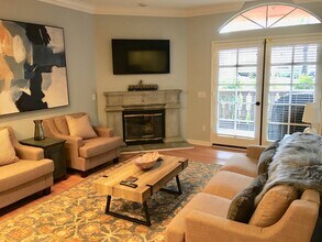 Building Photo - Gorgeous fully furnished 3 bedroom, 2 bath...