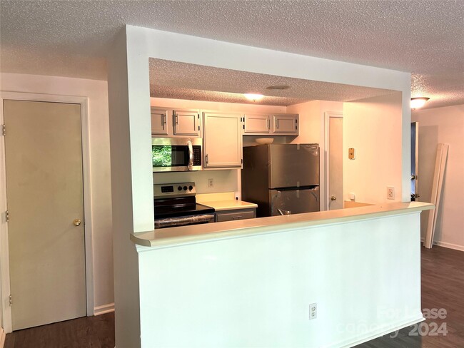 Building Photo - 1600 Arlyn Cir