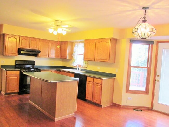 Building Photo - 3690 Baybrook Dr