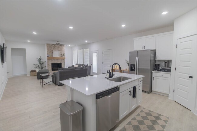 Building Photo - 112 S Broyles Ave