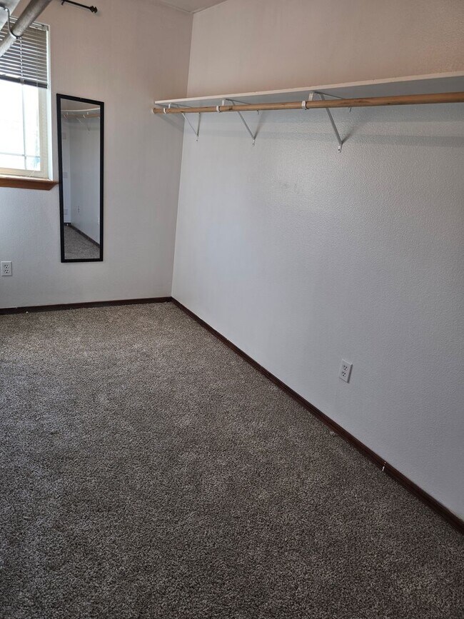 Building Photo - Spacious 4 bedroom 3.5 Bath Home for Rent ...