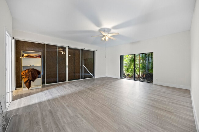 Building Photo - 1828 N Palmway