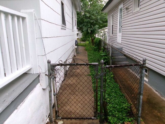 Building Photo - Charming & Updated Home Ready for Move-In