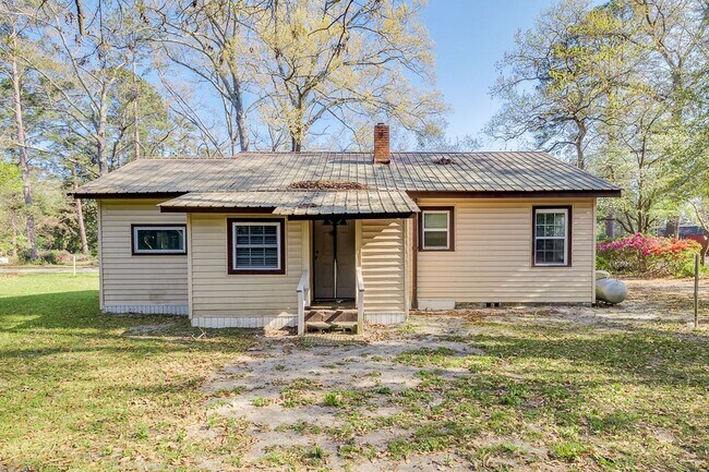 Building Photo - Spacious 3BR Home in Newington – Quiet Living with Room to Enjoy