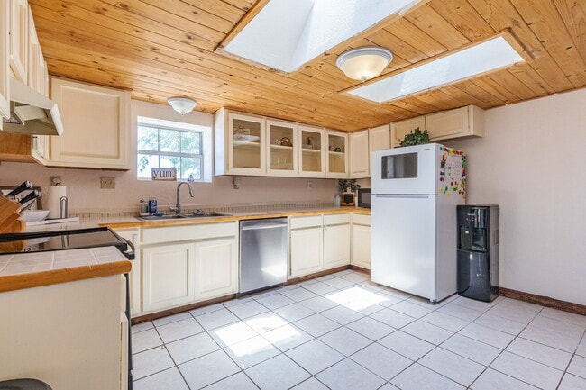 Building Photo - Private 3 bedroom, 1 bath with Large Fenced-in Backyard