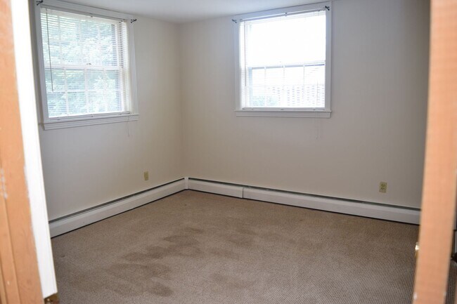 Building Photo - 4 Bed, 3 Bath Well-Located Brick Home in Lake Hickory Country Club For Rent!