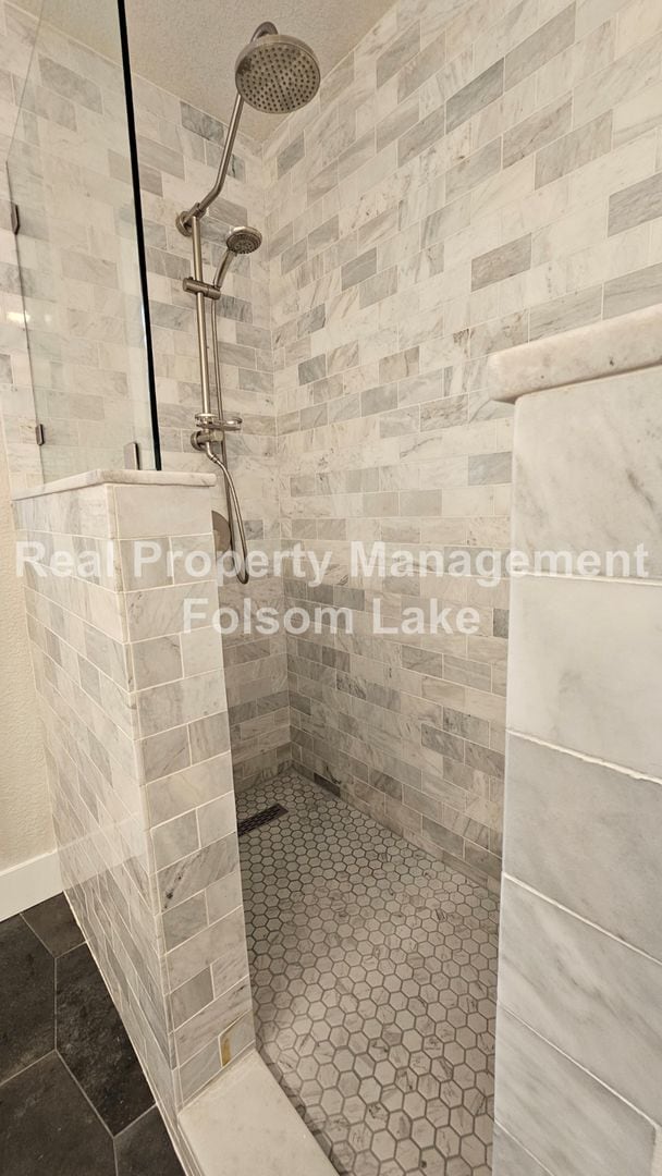 Building Photo - Modern Townhouse Living in Desirable Lakes...