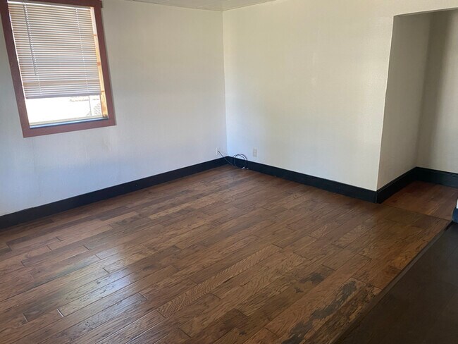 Building Photo - 309 N Louisa Ave