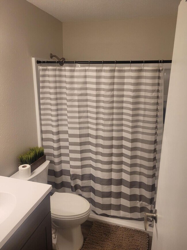 Building Photo - 3 bedroom in Quiet Neighborhood