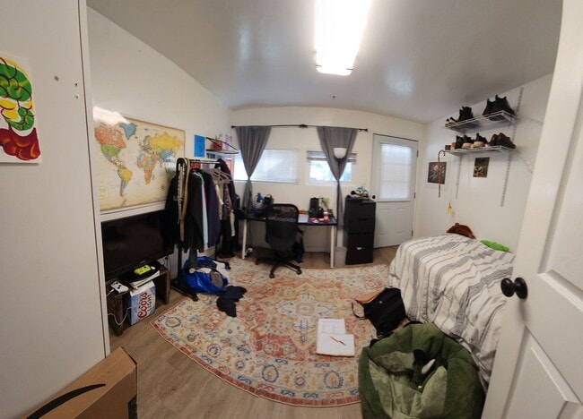 Building Photo - 7 Bedroom 3 bath home close to POLY!!!!