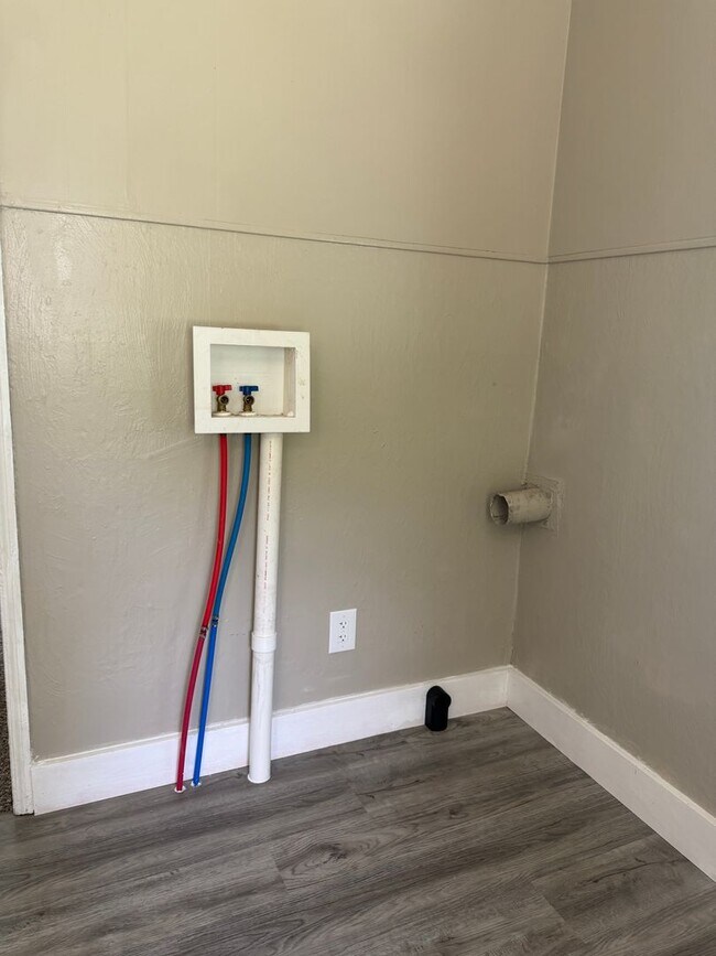 Building Photo - Newly updated 3 bedroom Cape Cod in Dayton