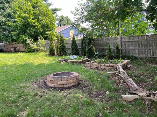 Building Photo - Rare Find Single Family Home in South Port...