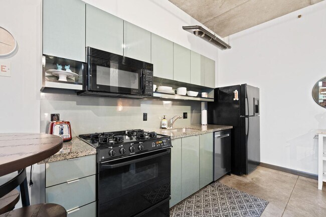 Building Photo - **FURNISHED** Streetcar Lofts studio w/parking/storage/Juliette balcony/fitness center/courtyard ...