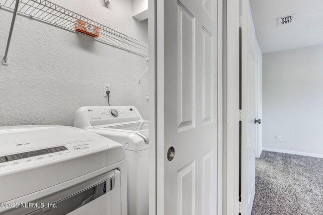 Building Photo - 13700 Richmond Park Dr N