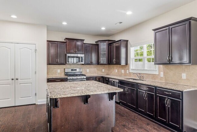 Building Photo - 5 Bedrooms in the heart of Summerfield!