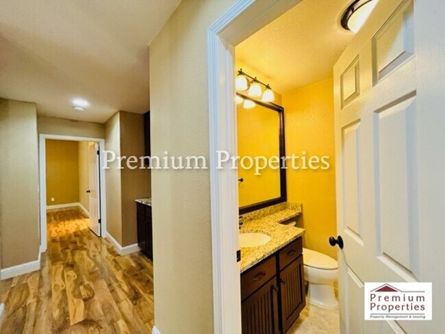 Building Photo - Beautiful 2BD/2BA Condo Unit in the Gated ...