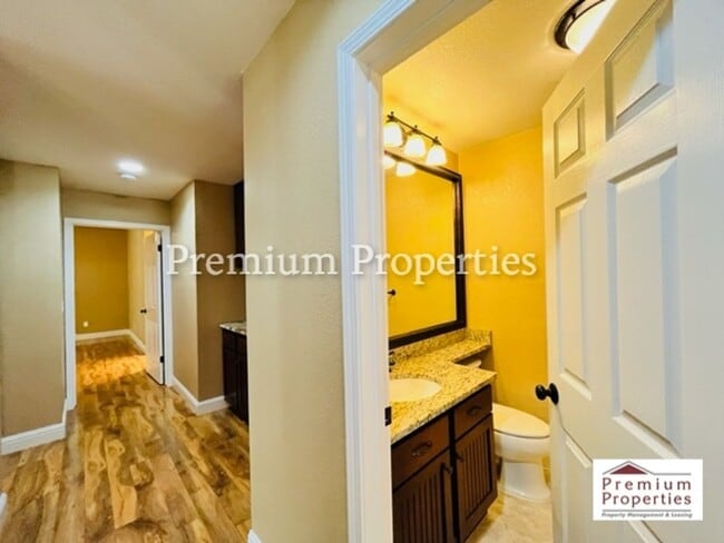 Building Photo - Beautiful 2BD/2BA Condo Unit in the Gated Community of Lakemont at Canyon Lakes- San Ramon