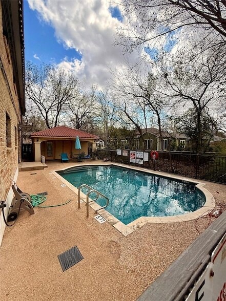 Building Photo - 407 E 45th St