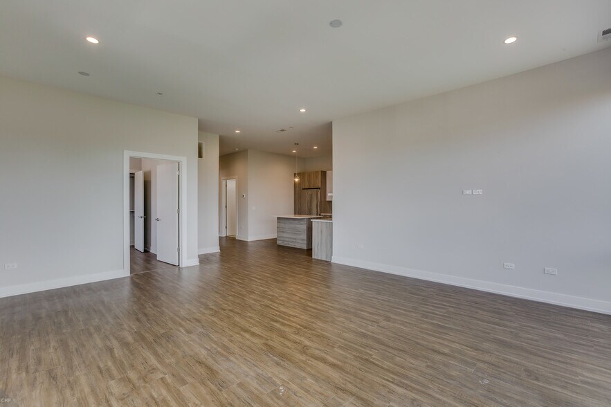 Building Photo - 1023 N Ashland Ave