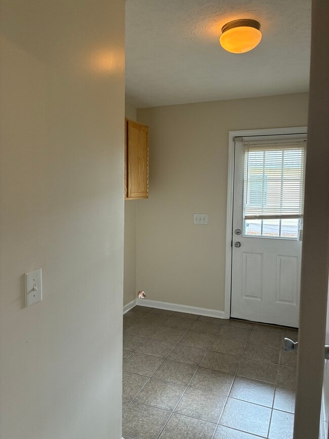 Building Photo - Beautiful 2/1 house