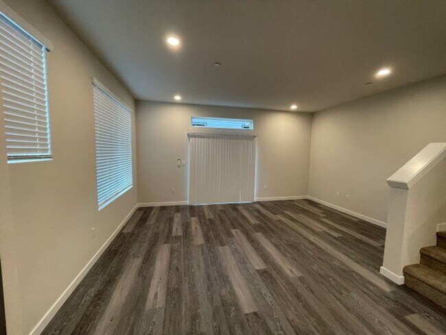 Building Photo - 4Bd/3.5Ba Snohomish Townhouse