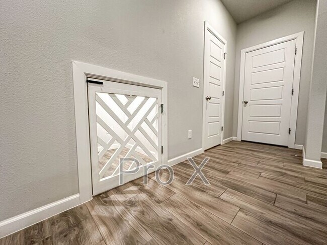 Building Photo - 1733 W Whitney Ln