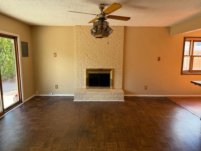 Building Photo - Nice 4 br, 1.75 ba, 2 living areas, 2 car ...