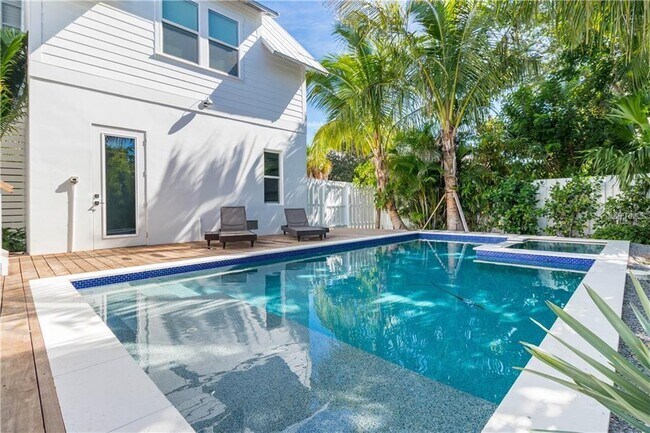 Building Photo - 580 Broadway St