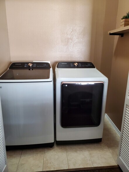 Building Photo - 6811 Independence Blvd