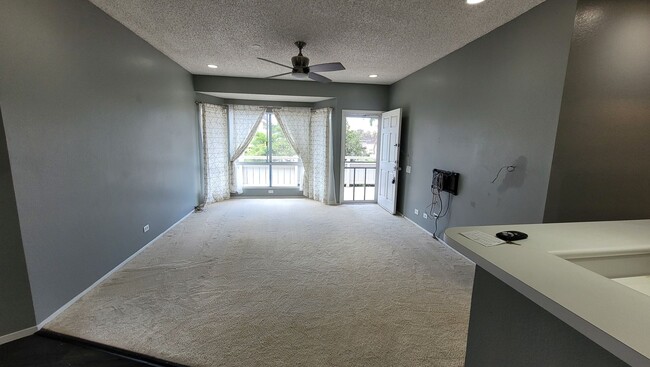 Building Photo - Centrally Located 2bd, 2bath, 2 pkg 1176sq...