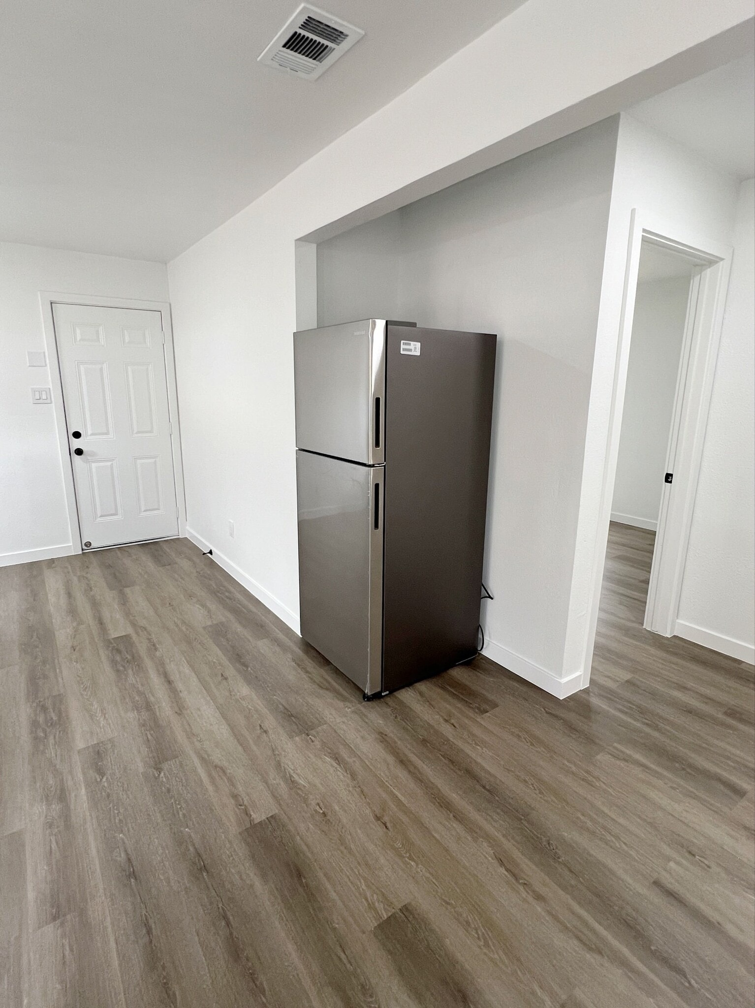 Brand new refrigerator - 1425 Little St