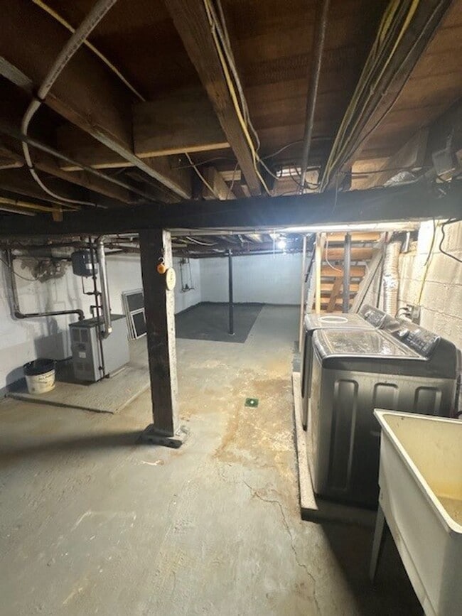 Building Photo - 3 bedroom 2 bathroom