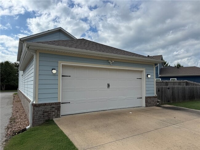 Building Photo - 626 N Tennyson Ln