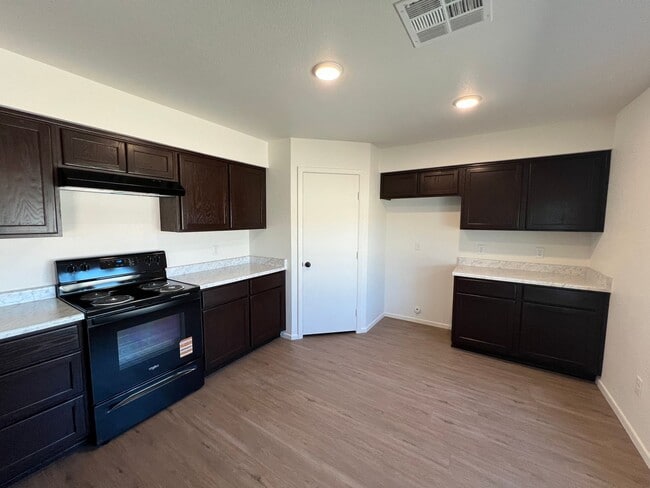 Building Photo - NEWER 3 BEDROOM HOME!