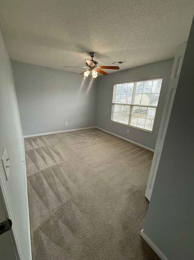 Building Photo - Beautiful 4 Bedroom