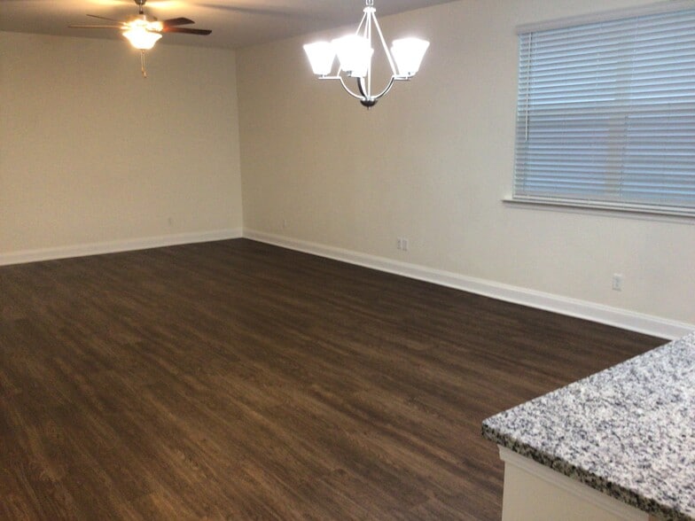 Building Photo - 16 Cherry St