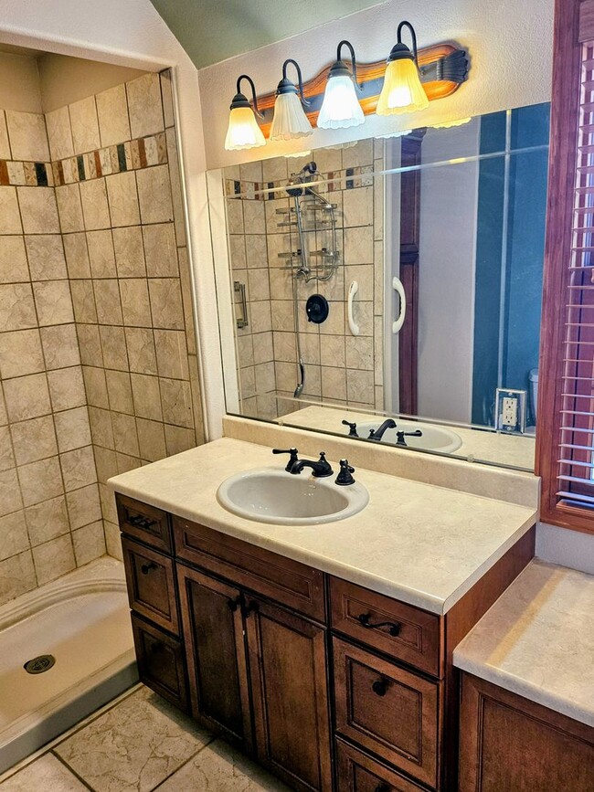 Building Photo - ALL PROSPECTIVE TENANTS MUST SUBMIT A $58 ...