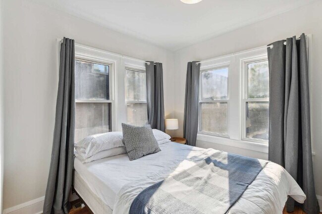 Building Photo - Charming 3-Bed Duplex in Vibrant Minneapolis Neighborhood