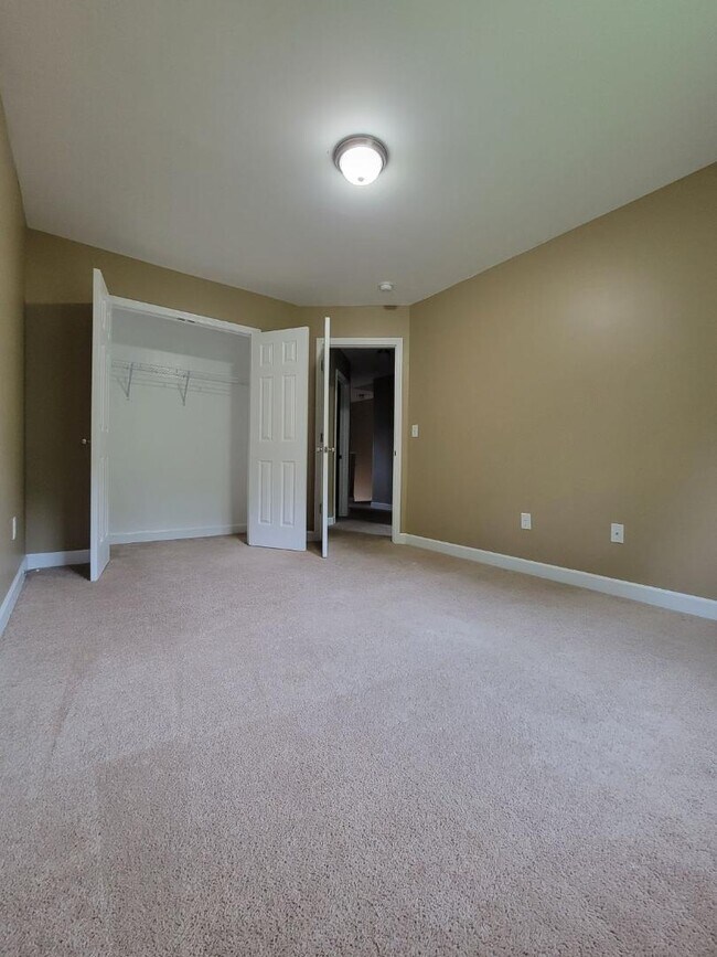 Building Photo - 320 Zach Dr