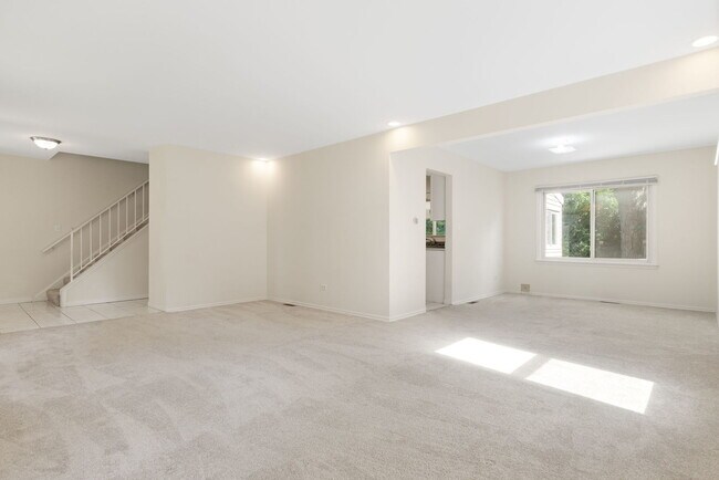 Building Photo - 421 Collen Dr