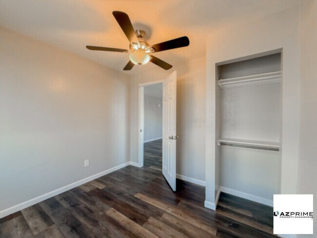 Building Photo - FREE FIRST MONTH'S RENT MOVE IN SPECIAL!  Inviting 1/1 Phoenix Triplex Unit with Modern Upgrades!