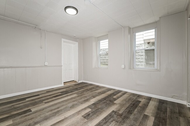 Building Photo - 1009 Woods Run Ave
